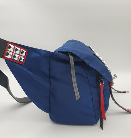 PRADA Re-Edition Nieten-Umhängetasche