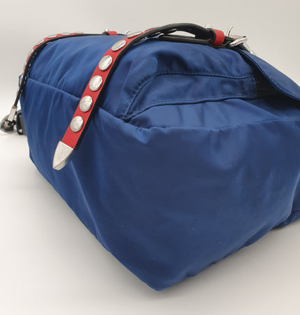 PRADA Re-Edition Nieten-Umhängetasche