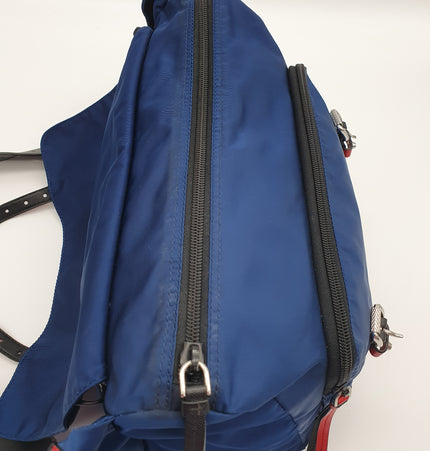 PRADA Re-Edition Nieten-Umhängetasche