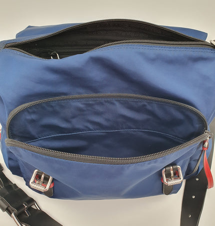 PRADA Re-Edition Nieten-Umhängetasche