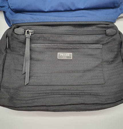 PRADA Re-Edition Nieten-Umhängetasche