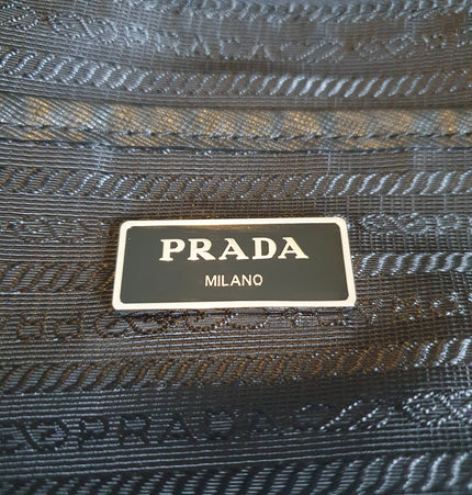 PRADA Re-Edition Nieten-Umhängetasche
