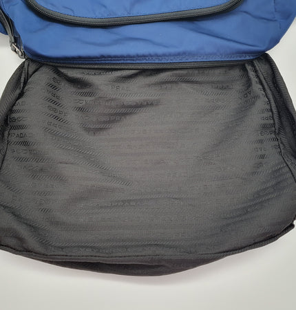 PRADA Re-Edition Nieten-Umhängetasche