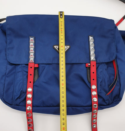 PRADA Re-Edition Nieten-Umhängetasche