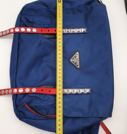 PRADA Re-Edition Nieten-Umhängetasche