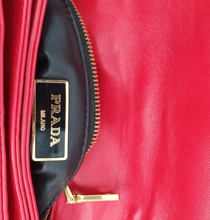 PRADA-Schultertasche aus Leder mit Diagramm