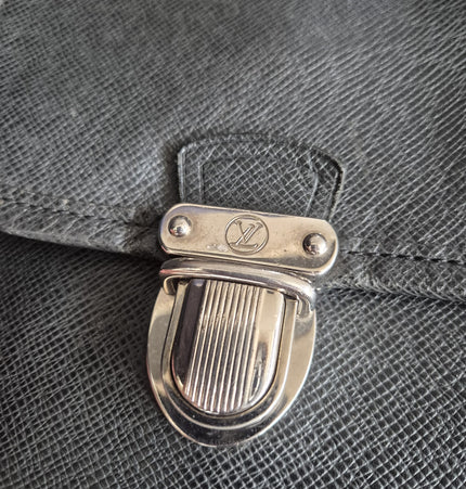 Louis Vuitton Taiga messenger bag