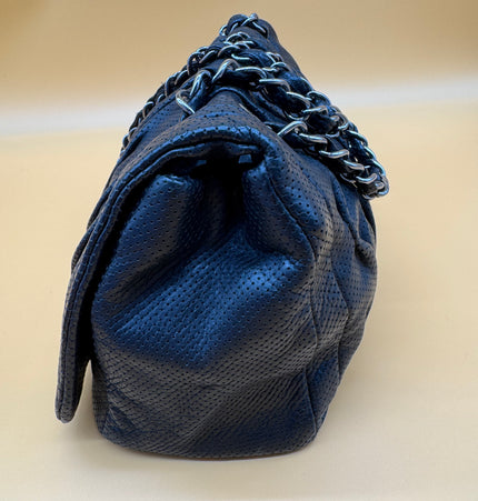 Sac bandoulière Chanel à rabat perforé