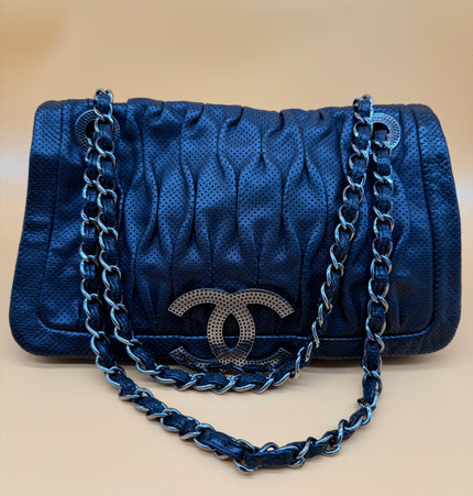 Sac bandoulière Chanel à rabat perforé