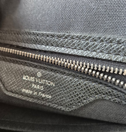 Louis Vuitton Taiga messenger bag