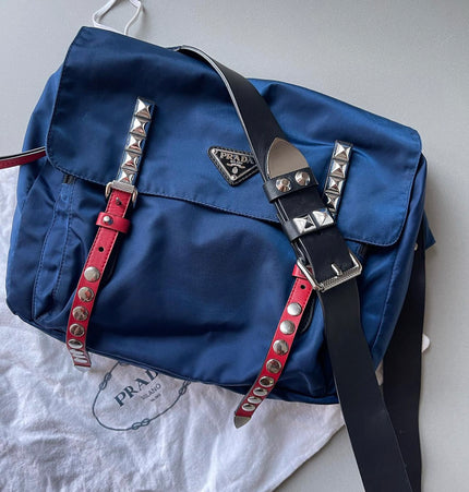 PRADA Re-Edition Nieten-Umhängetasche