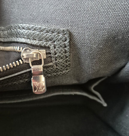 Louis Vuitton Taiga messenger bag