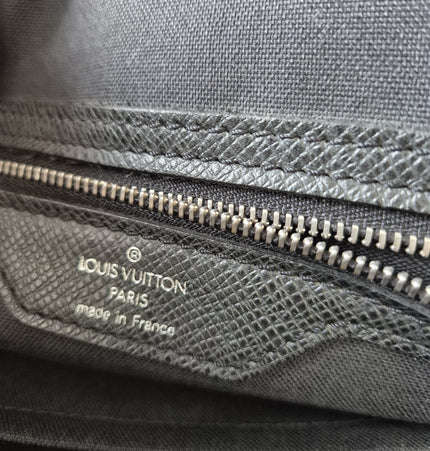 Louis Vuitton Taiga messenger bag