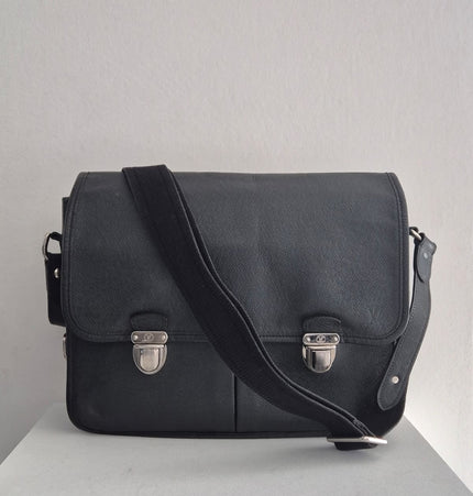 Louis Vuitton Taiga messenger bag