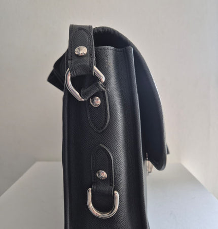 Louis Vuitton Taiga messenger bag