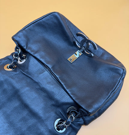 Sac bandoulière Chanel à rabat perforé