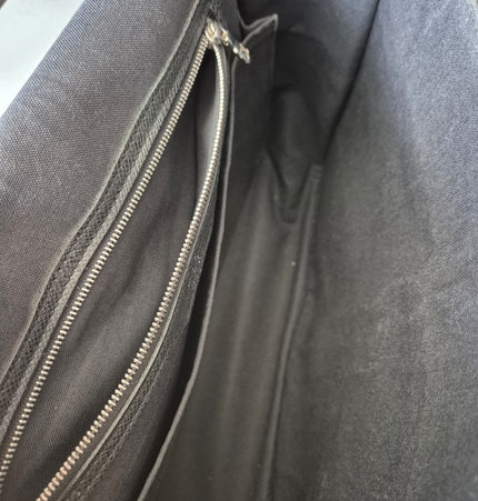 Louis Vuitton Taiga messenger bag
