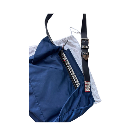 PRADA Re-Edition Nieten-Umhängetasche