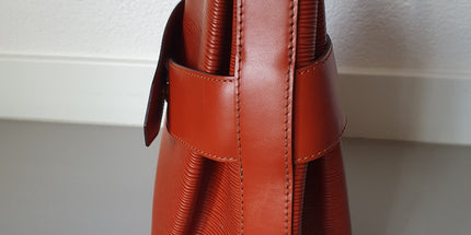 Louis vuitton twist lock vintage epi bag