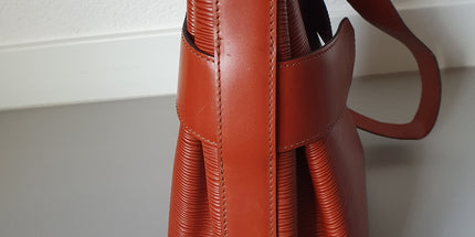 Louis vuitton twist lock vintage epi bag