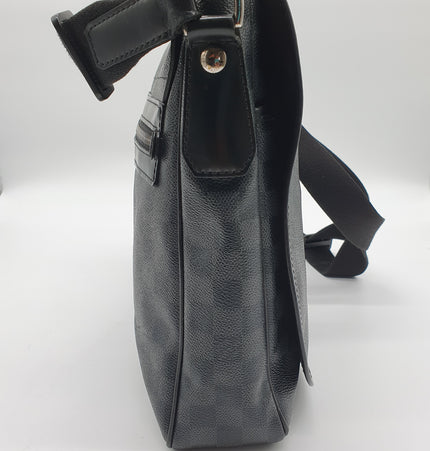 Louis vuitton messenger bag