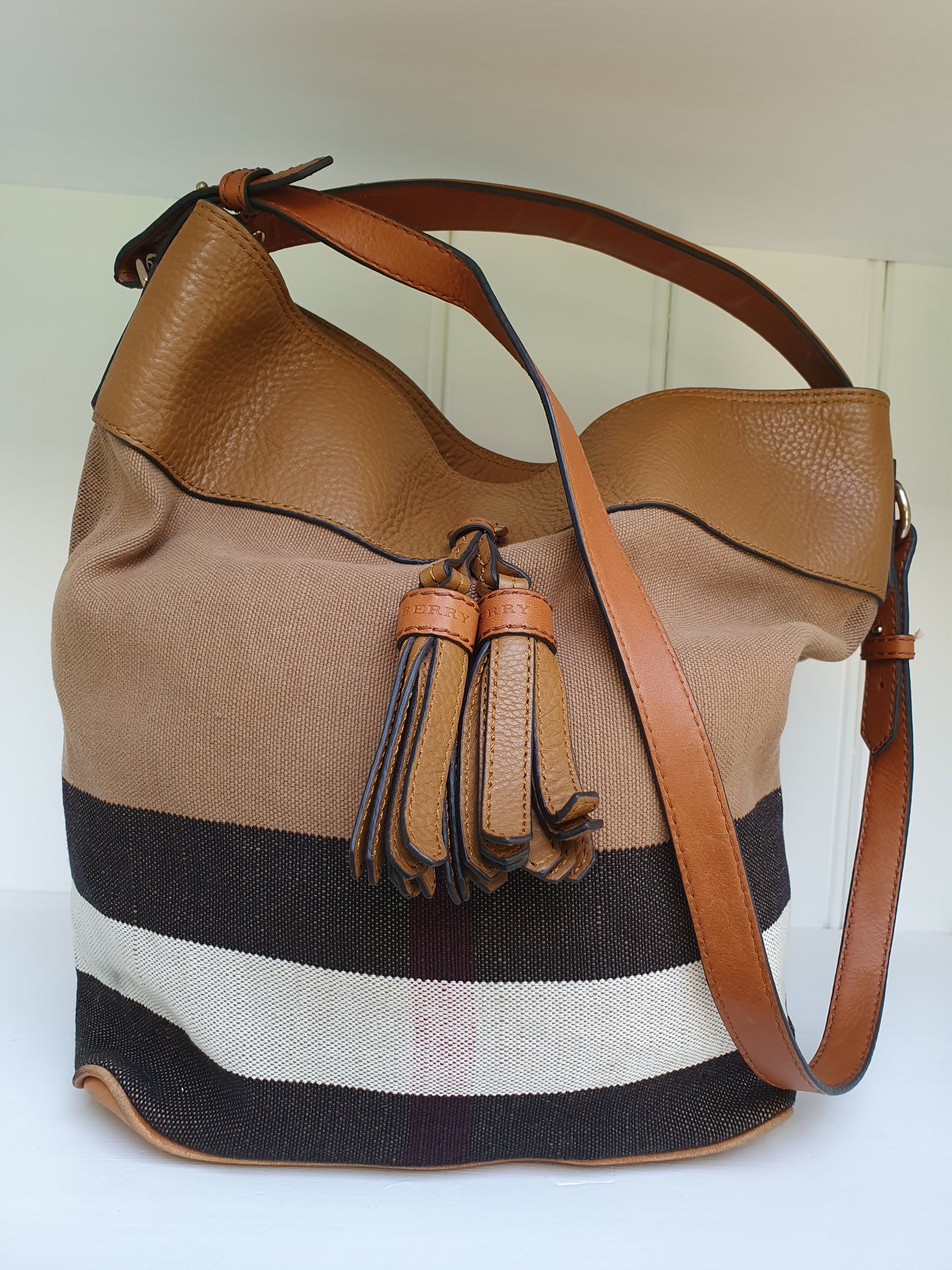 Burberry bucket bag