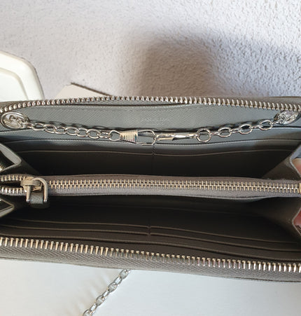 Prada wallet on chain