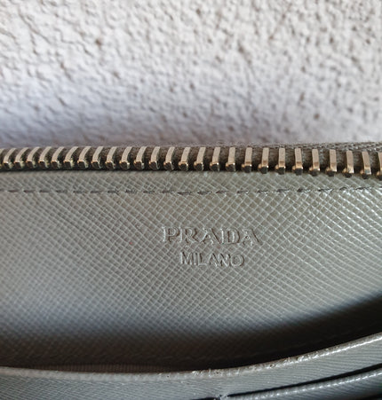 Prada wallet on chain