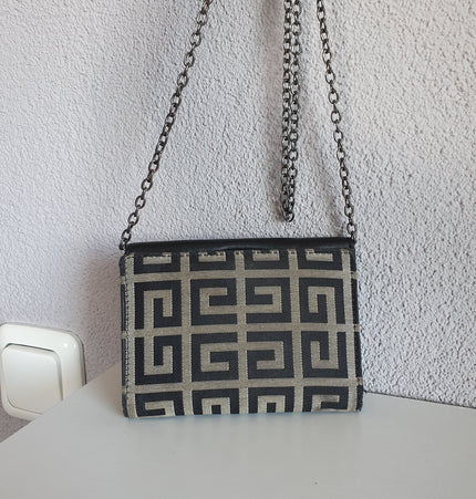 Givenchy Geldbörse mit zusätzlichem Kettenriemen