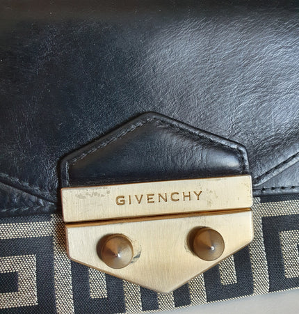 Givenchy Geldbörse mit zusätzlichem Kettenriemen