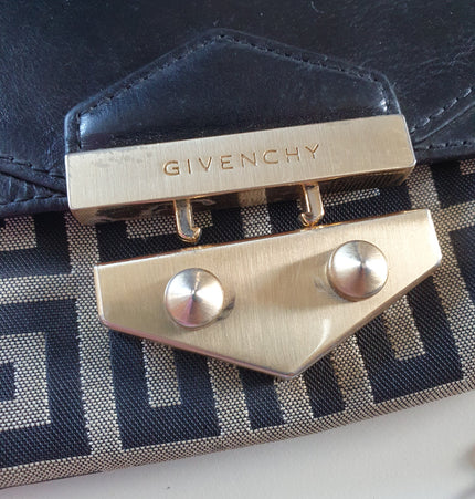 Givenchy Geldbörse mit zusätzlichem Kettenriemen