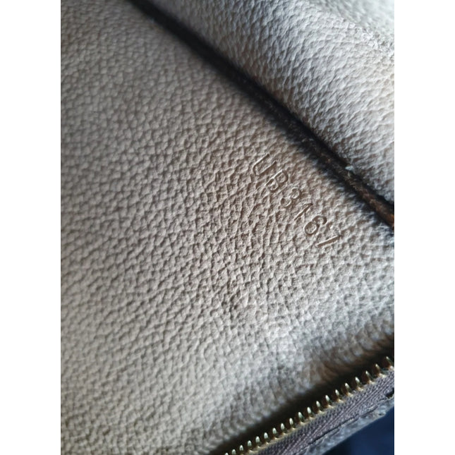 Louis Vuitton pochette toiletries